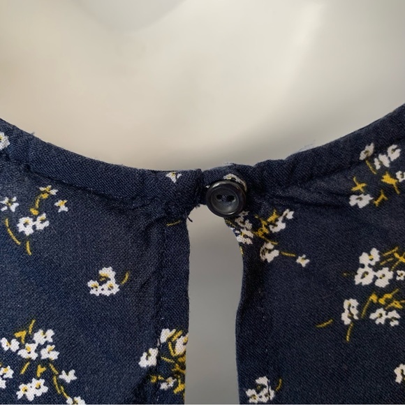 OLD NAVY CREW NECK WITH KEYHOLE BACK FLORAL TANK SIZE LARGE - Picture 6 of 9